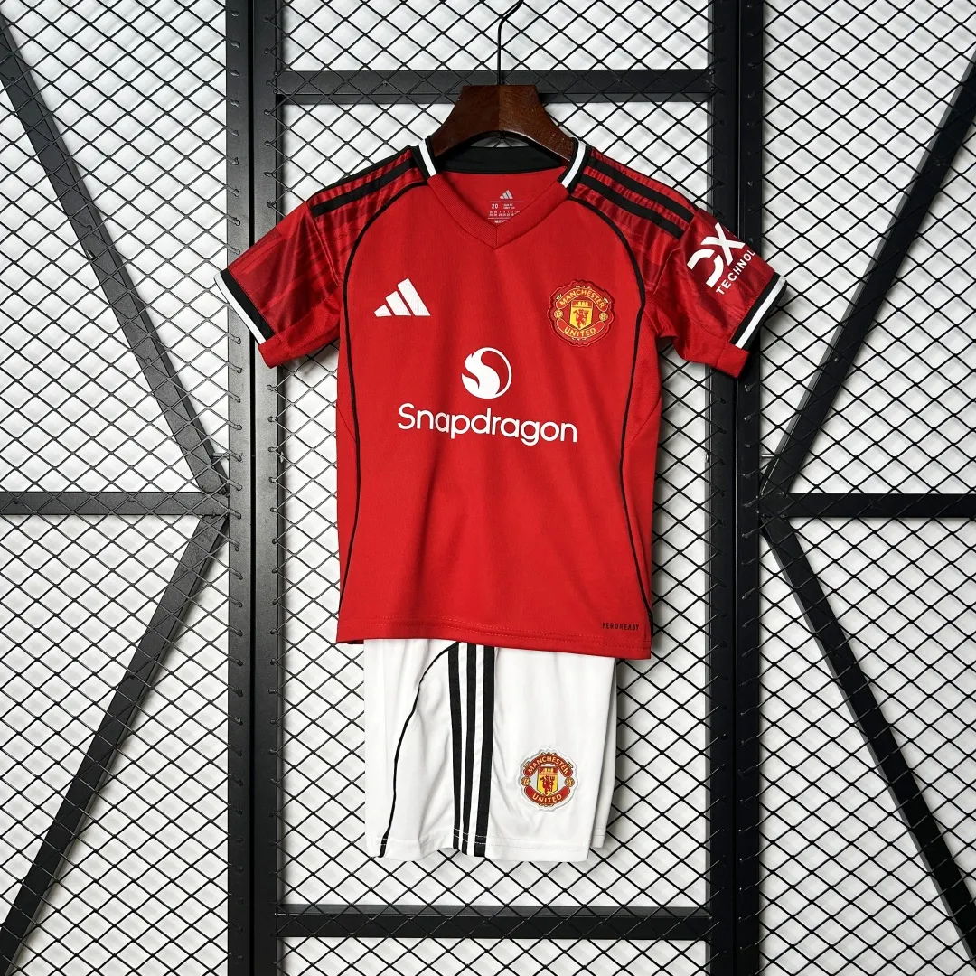 Manchester United Kids Home Kit - Image 8