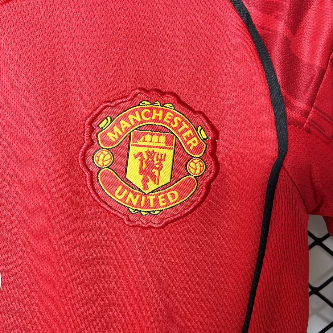 Manchester United Kids Home Kit - Image 10