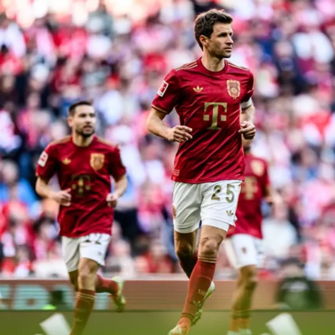 Alternative view of Bayern 125th Soccer Jersey