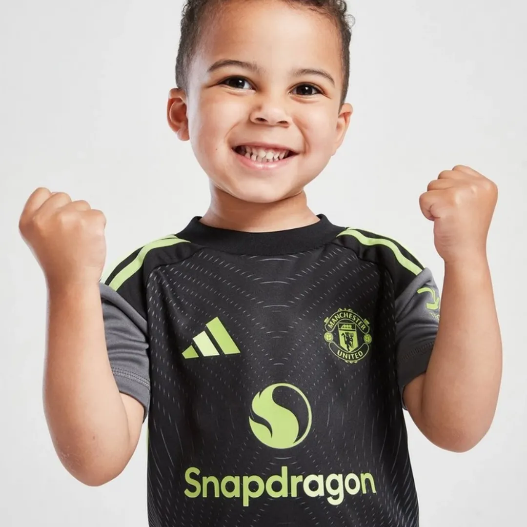 Manchester United Kids Soccer Kit - Image 4