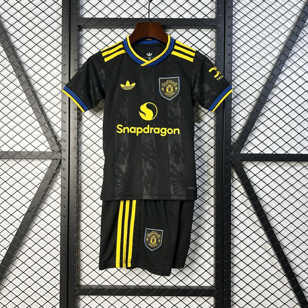 Manchester United Kids Football Kit - Image 4