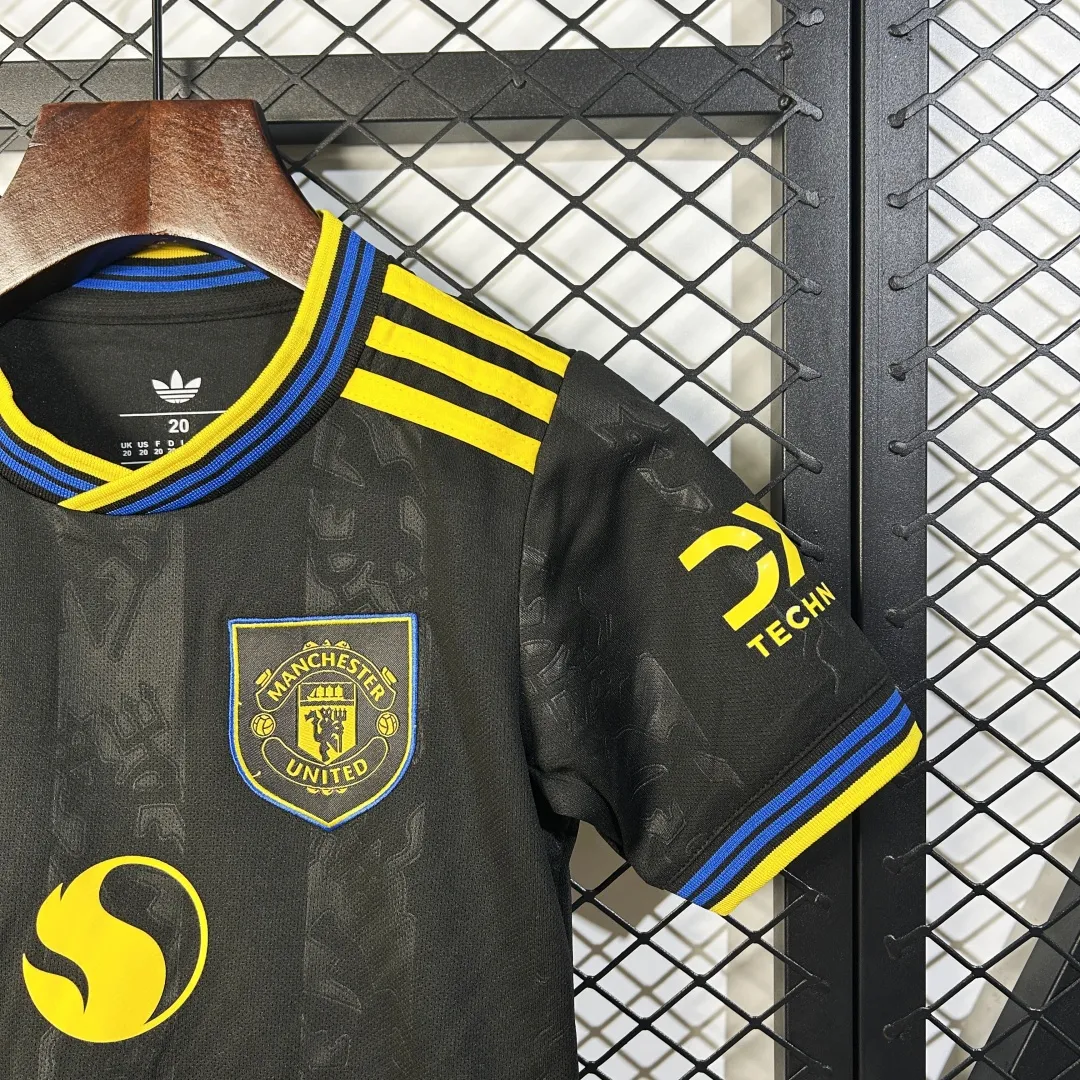 Manchester United Kids Football Kit - Image 6