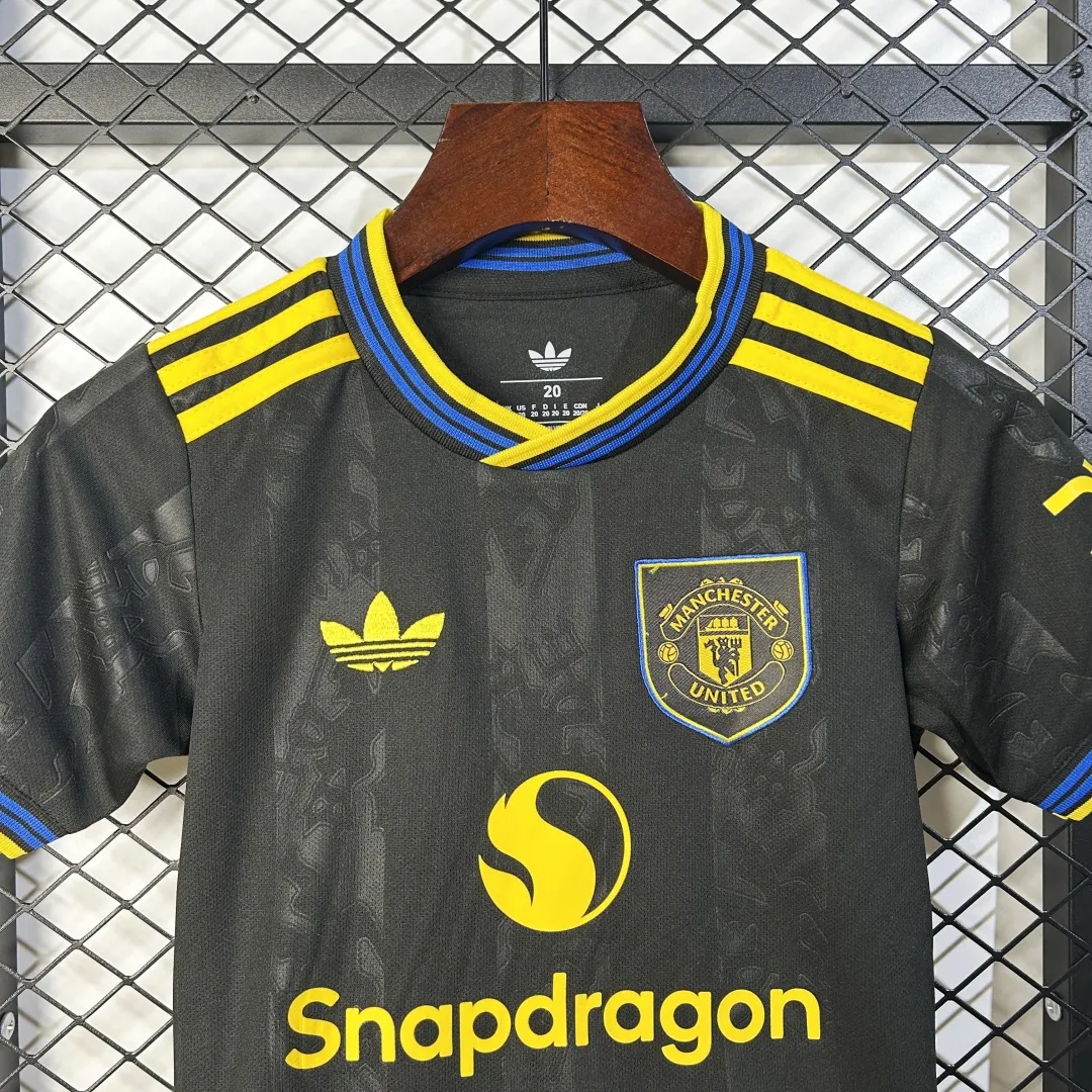 Manchester United Kids Football Kit - Image 5