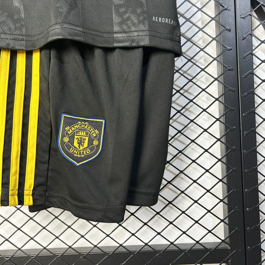 Manchester United Kids Football Kit - Image 8