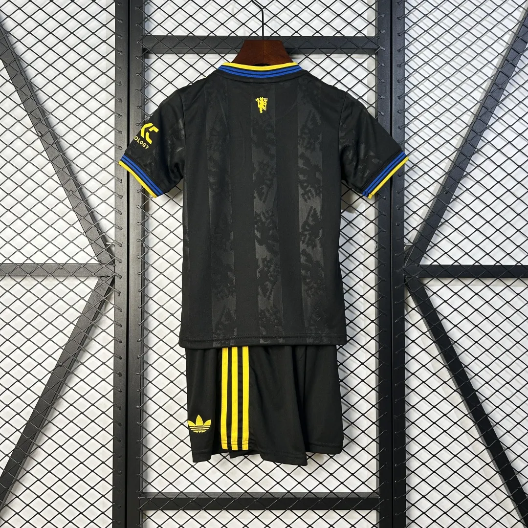 Manchester United Kids Football Kit - Image 10