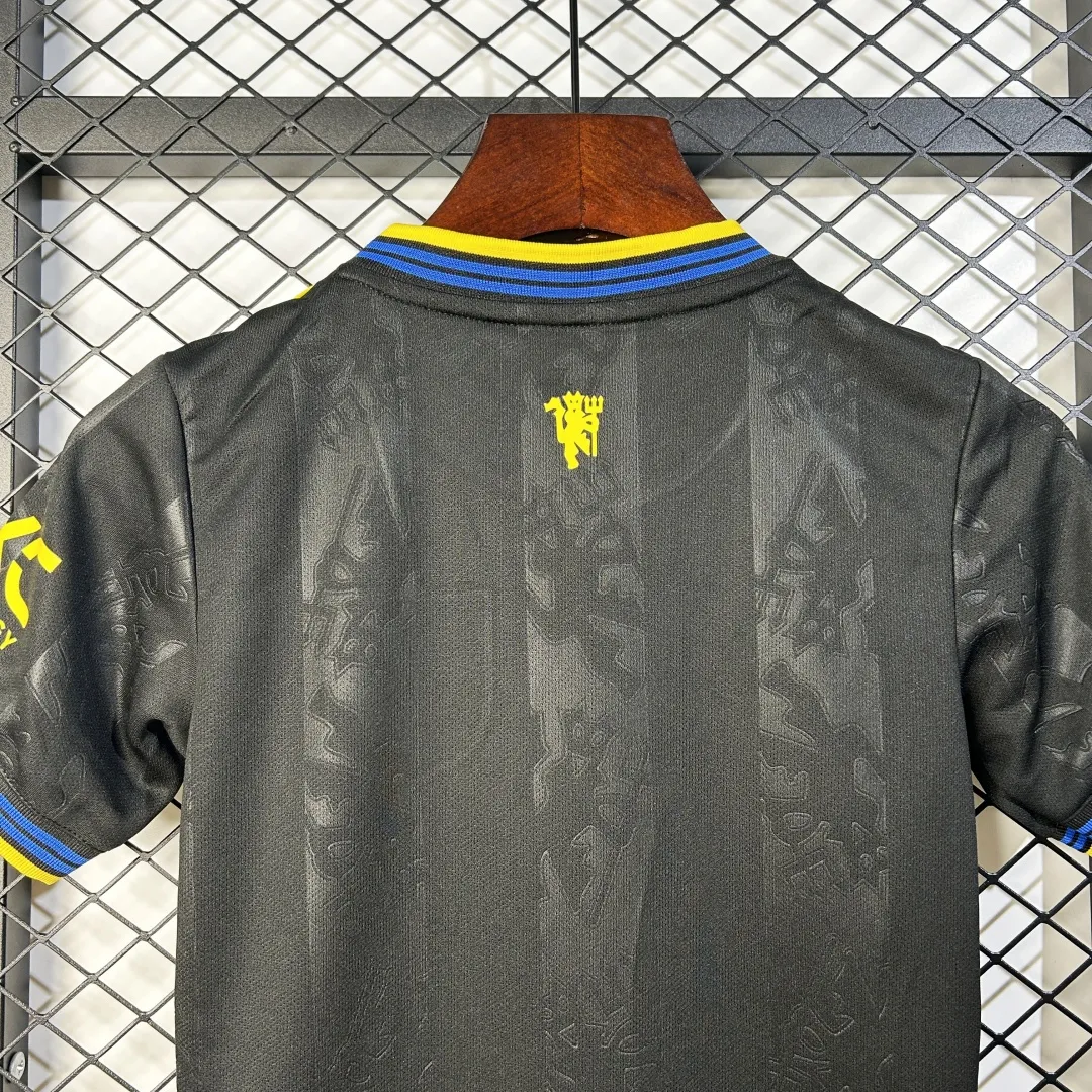 Manchester United Kids Football Kit - Image 9