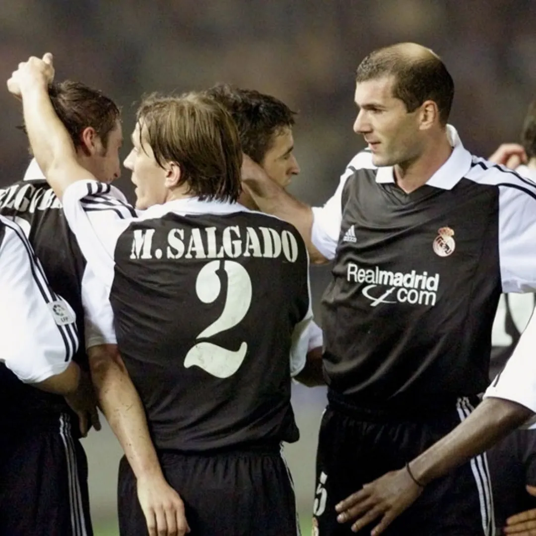Retro Real Madrid Away Jersey 2001/02 - Image 2