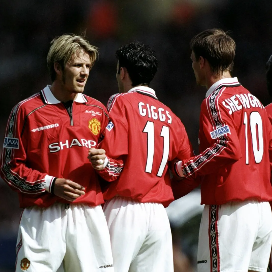 Alternative view of Manchester United 1998/99 Retro Home Jersey