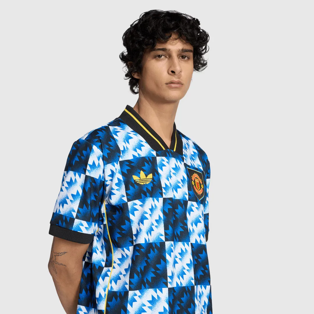 Manchester United Retro Soccer Jersey - Image 5